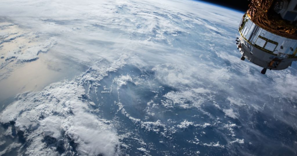 Terra vista do espaço com objeto se aproximando