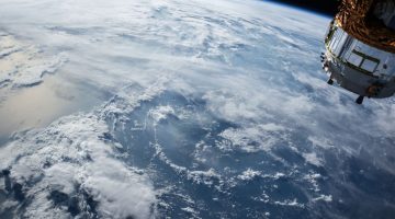 Terra vista do espaço com objeto se aproximando