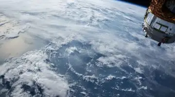 Terra vista do espaço com objeto se aproximando