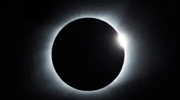 Eclipse solar total com corona solar visível