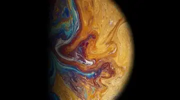 Representação artística de exoplaneta com atmosfera colorida