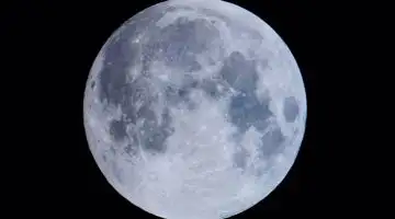 Lua cheia detalhada no céu noturno