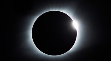 Eclipse solar com corona