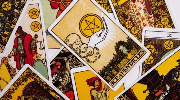 Cartas de tarot sobre mesa mística